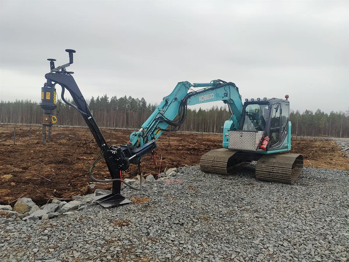 Drive head mounted on excavator