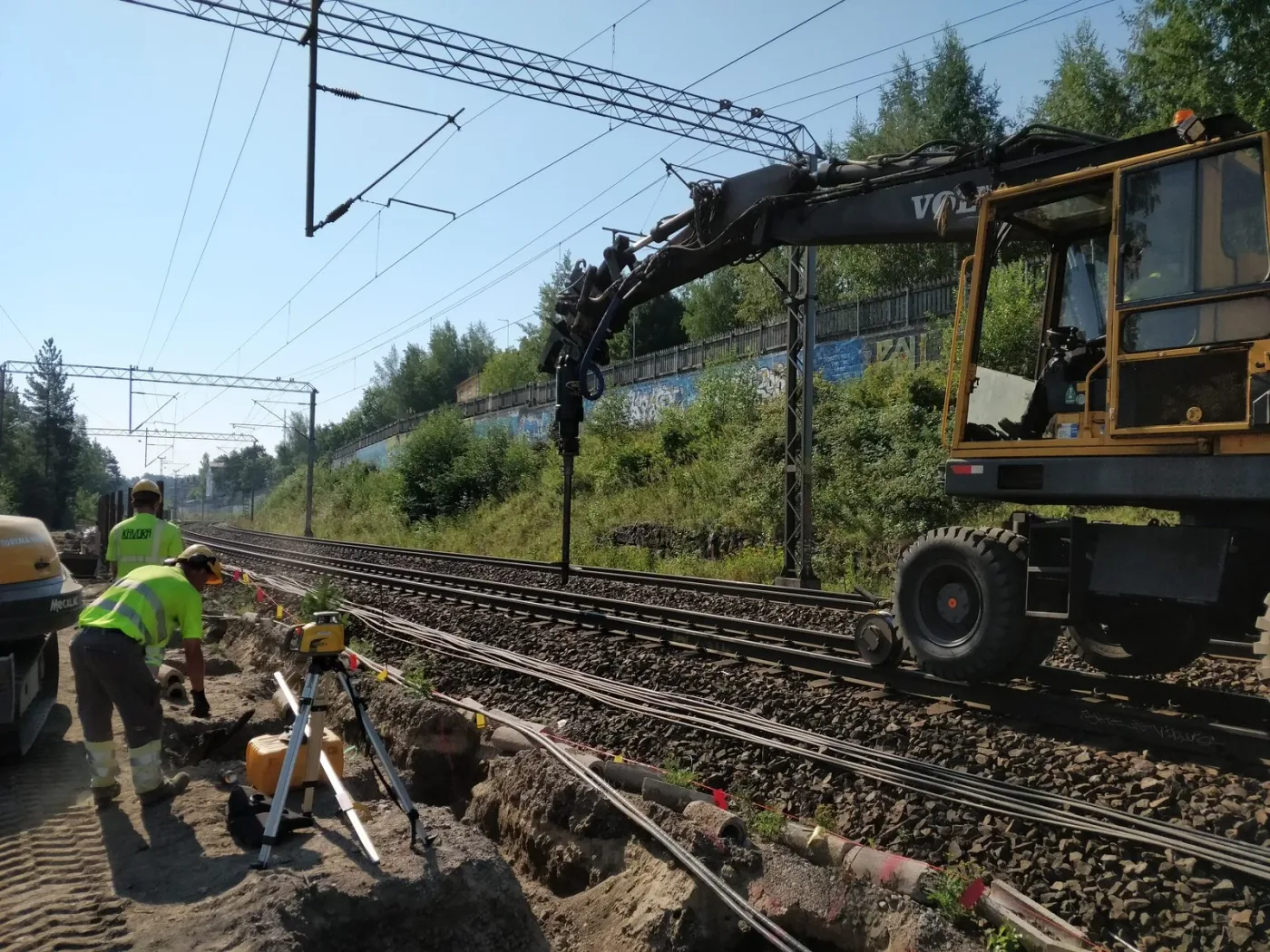 Installazione di pali a vite per barriere fonoassorbenti ferroviarie a Tampere
